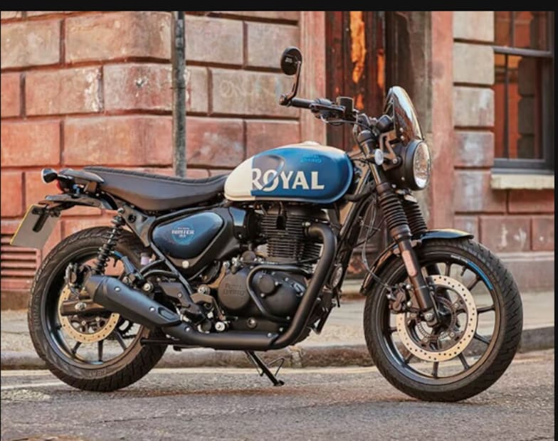  റോയൽ എൻഫീൽഡ് തങ്ങളുടെ ബൈക്കുകളുടെ ഫീച്ചറുകൾ നിരന്തരം നവീകരിക്കുന്നതിനാൽ ജനങ്ങൾക്കിടയിൽ അതിന്റെ പ്രശസ്തി നിലനിൽക്കുന്നു. ഫീച്ചറുകൾ അപ്‌ഡേറ്റ് ചെയ്യുന്നതുകൊണ്ട് ഈ മോട്ടോർസൈക്കിളിന്റെ വിലയും ഗണ്യമായി വർധിച്ചിട്ടുണ്ട്. നിലവിൽ, റോയൽ എൻഫീൽഡ് ബുള്ളറ്റ് 350-ന് 1,50,795 രൂപ മുതൽ 1,65,715 രൂപ വരെയാണ് (എക്സ്-ഷോറൂം) വില. ഇതിന്റെ ഓൺറോഡ് വില ഏകദേശം 1.8 ലക്ഷം രൂപയാണ്.