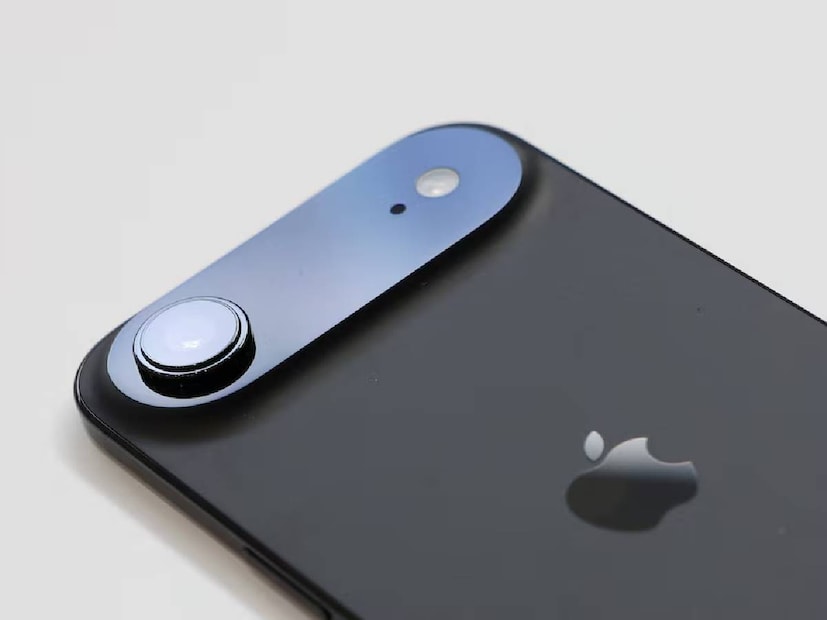 എന്നാൽ ഐഫോൺ എയർ വാങ്ങാൻ കൊള്ളാവുന്ന ഒരു ഫോണാണോ അല്ലയോ, അതിന്റെ ഗുണങ്ങൾ എന്തൊക്കെയാണ്, അതിന്റെ പോരായ്മ എന്താണ് എന്നതിനെക്കുറിച്ചുള്ള ചർച്ച പുരോഗമിക്കുകയാണ്. ഫോൺ പുറത്തിറങ്ങിക്കഴിഞ്ഞാൽ നമുക്ക് അതിനെ സൂക്ഷ്മമായി പരിശോധിക്കാം. എന്നാൽ ഇപ്പോൾ, അതിൽ ഉള്ളതും ഇല്ലാത്തതും എന്തെന്ന് നോക്കാം. സെപ്റ്റംബർ 19ന് ഇന്ത്യൻ വിപണിയിൽ ഈ ഫോൺ എത്തുമ്പോൾ, രണ്ടു വശങ്ങളിൽ ചിന്തിക്കും. ഐഫോൺ എയർ ടൈറ്റാനിയം കൊണ്ടാണ് നിർമ്മിച്ചിരിക്കുന്നത്. മറ്റ് ഐഫോണുകൾ അലൂമിനിയത്തിലേക്ക് മാറിയിരിക്കുന്നു. സൂചിപ്പിച്ചതുപോലെ, ആപ്പിൾ ഇതുവരെ നിർമ്മിച്ചതിൽ വച്ച് ഏറ്റവും കനം കുറഞ്ഞ ഐഫോണാണിത്, അതിന്റെ മെറ്റൽ ബോഡി 5.6mm ആണ്, ഇതുവരെയുള്ളതിൽ വച്ച് ഏറ്റവും ഭാരം കുറഞ്ഞതും. മറ്റൊരു വിധത്തിൽ പറഞ്ഞാൽ, നിങ്ങൾക്ക് നേർത്തതും ഭാരം കുറഞ്ഞതുമായ ഒരു ഐഫോൺ വേണമെങ്കിൽ, ഈ വർഷം ഐഫോൺ എയർ ആയിരിക്കും നിങ്ങൾ തിരഞ്ഞെടുക്കുക